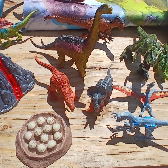 Dinosaur Play Set with Large Mat and Figurines - Picture 5 of 12